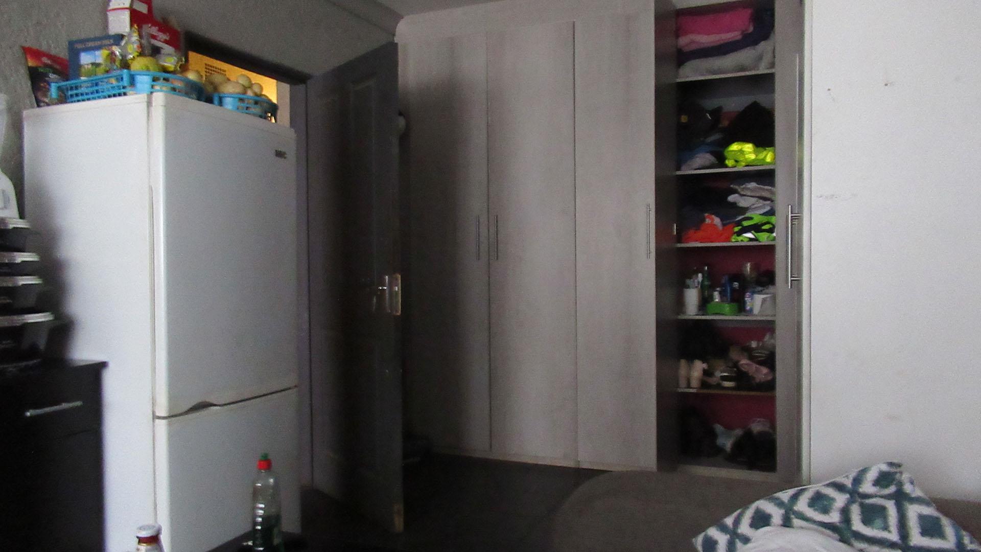 Bed Room 1 - 20 square meters of property in Klippoortje