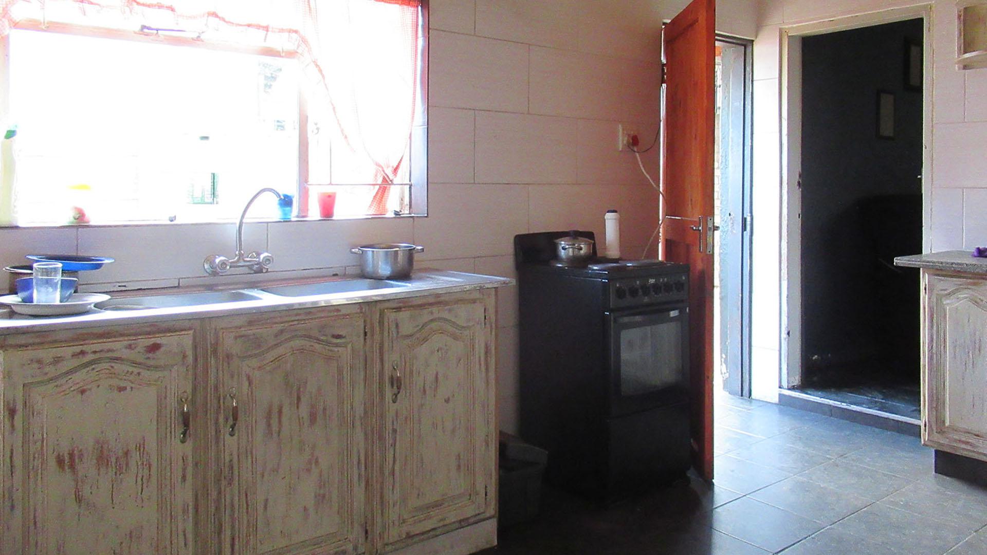 Kitchen - 14 square meters of property in Klippoortje