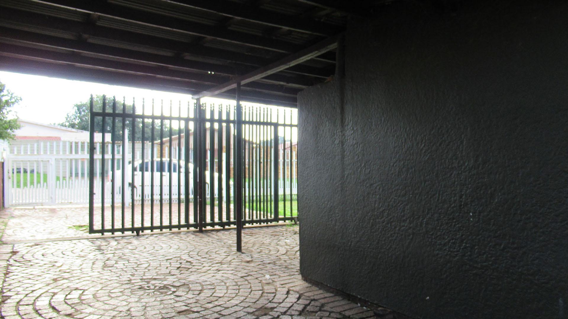 Spaces - 9 square meters of property in Klippoortje