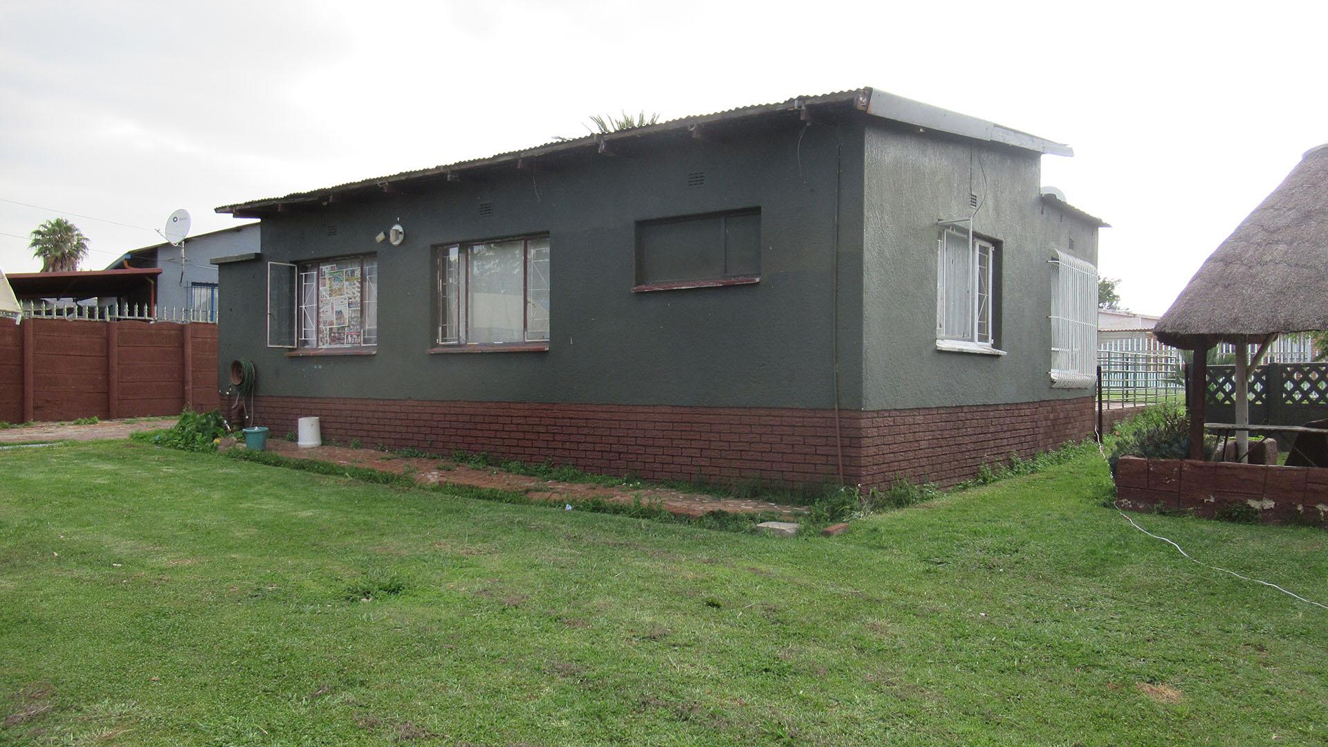 Backyard of property in Klippoortje