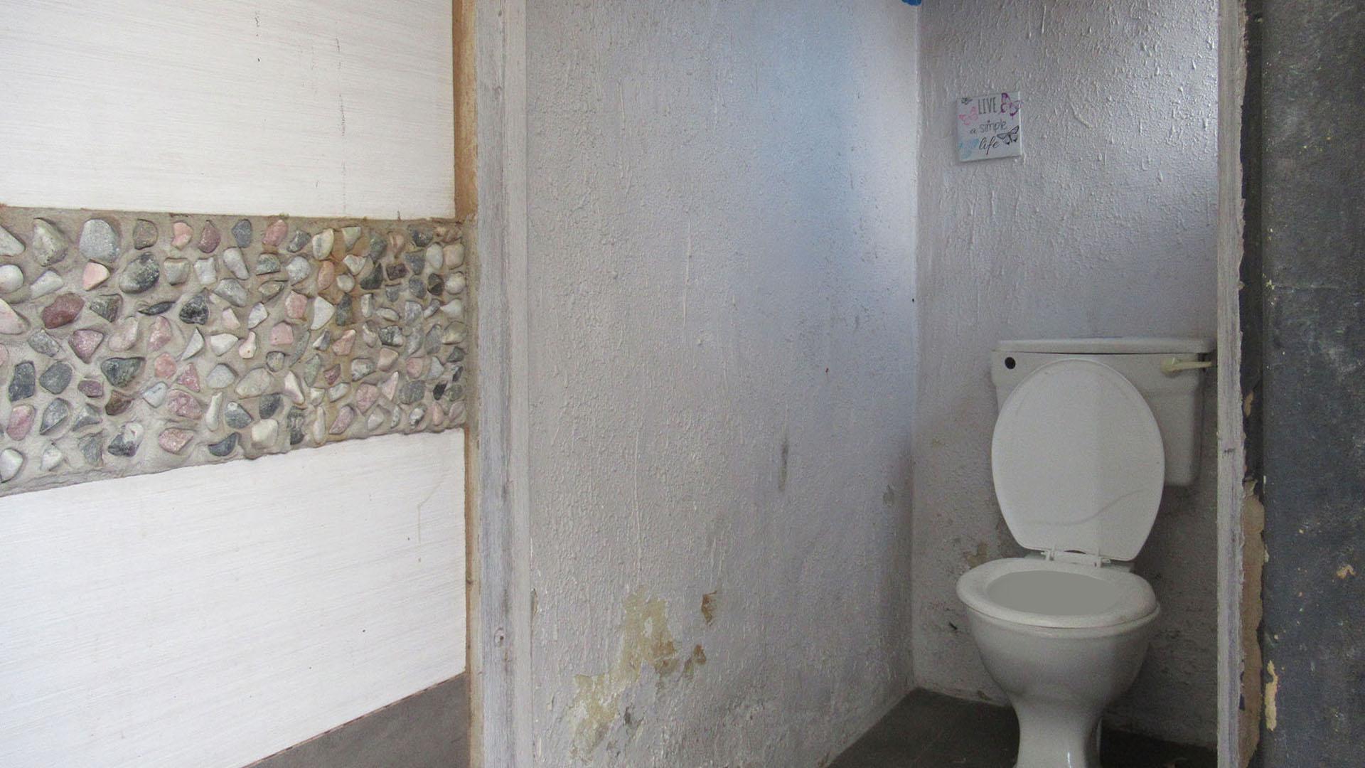 Bathroom 2 - 3 square meters of property in Klippoortje