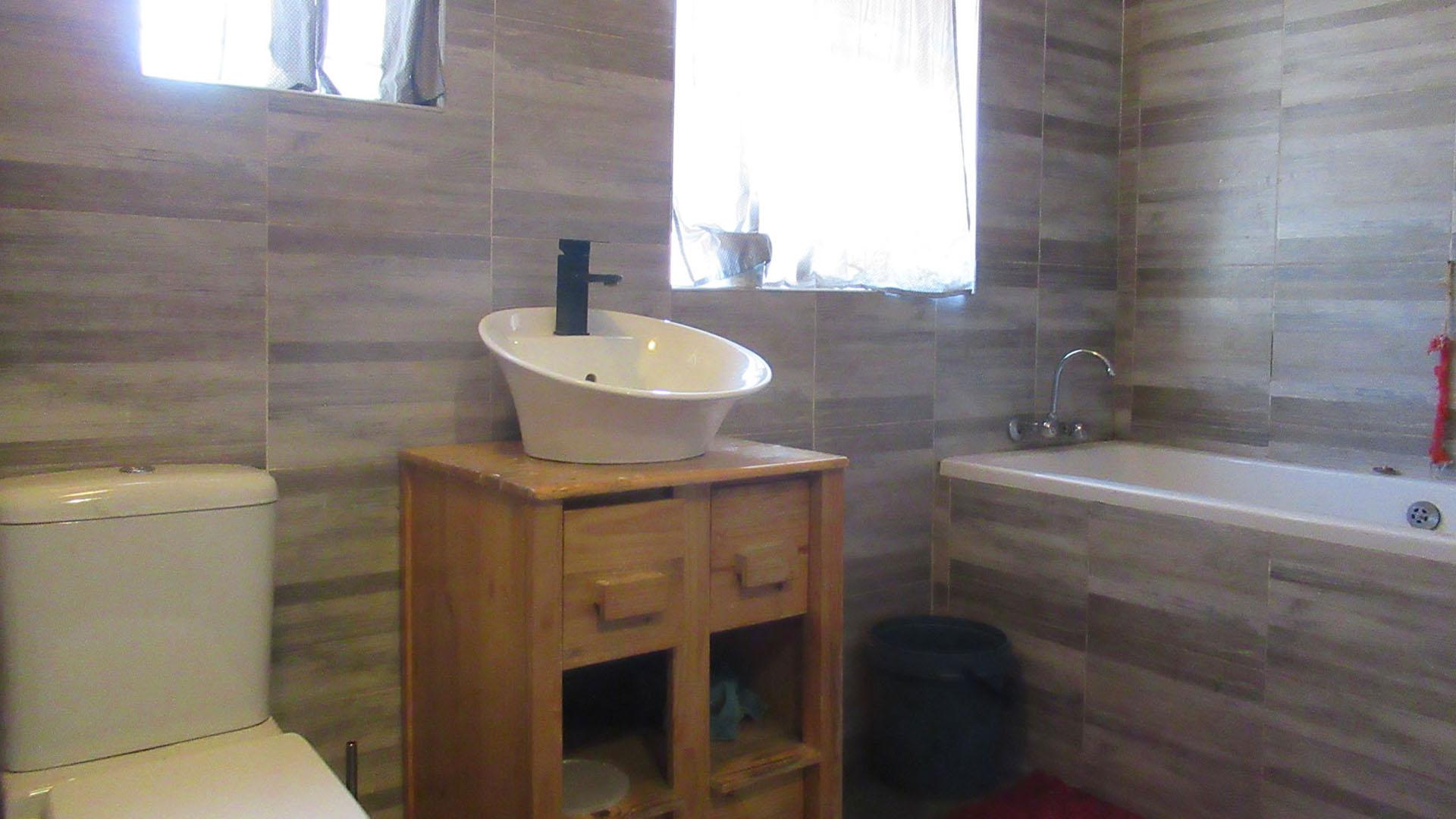 Bathroom 1 - 5 square meters of property in Klippoortje