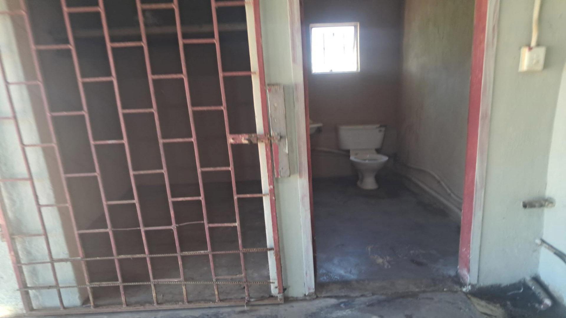 Bathroom 1 of property in Piet Retief