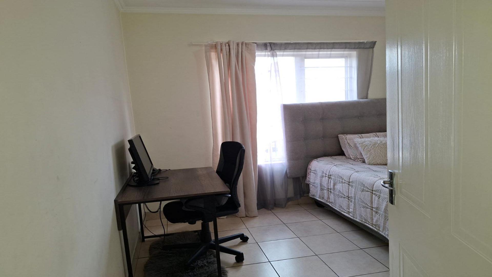 Bed Room 1 of property in Meredale