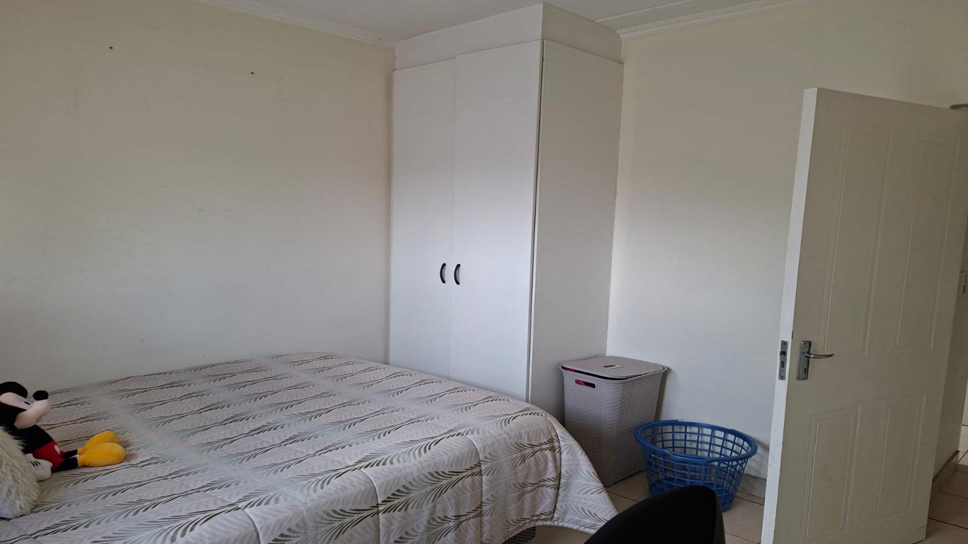 Bed Room 1 of property in Meredale