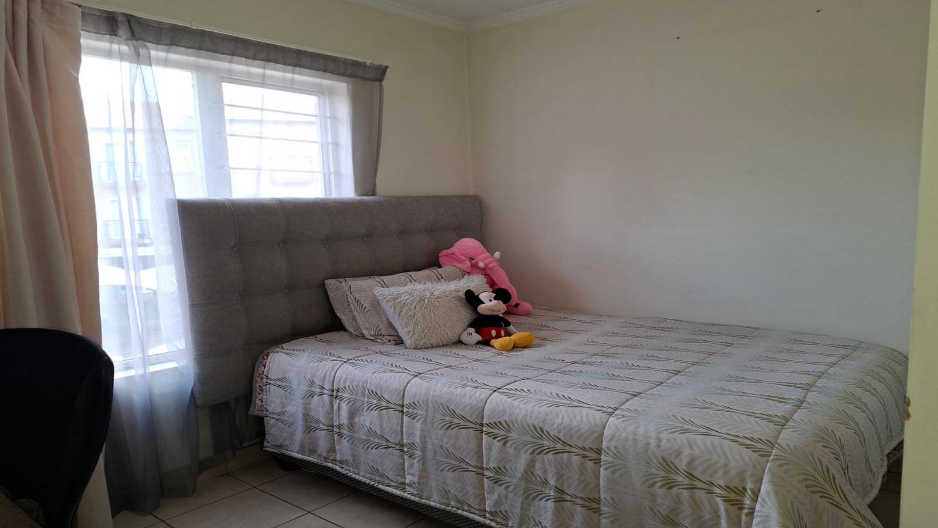 Bed Room 1 of property in Meredale