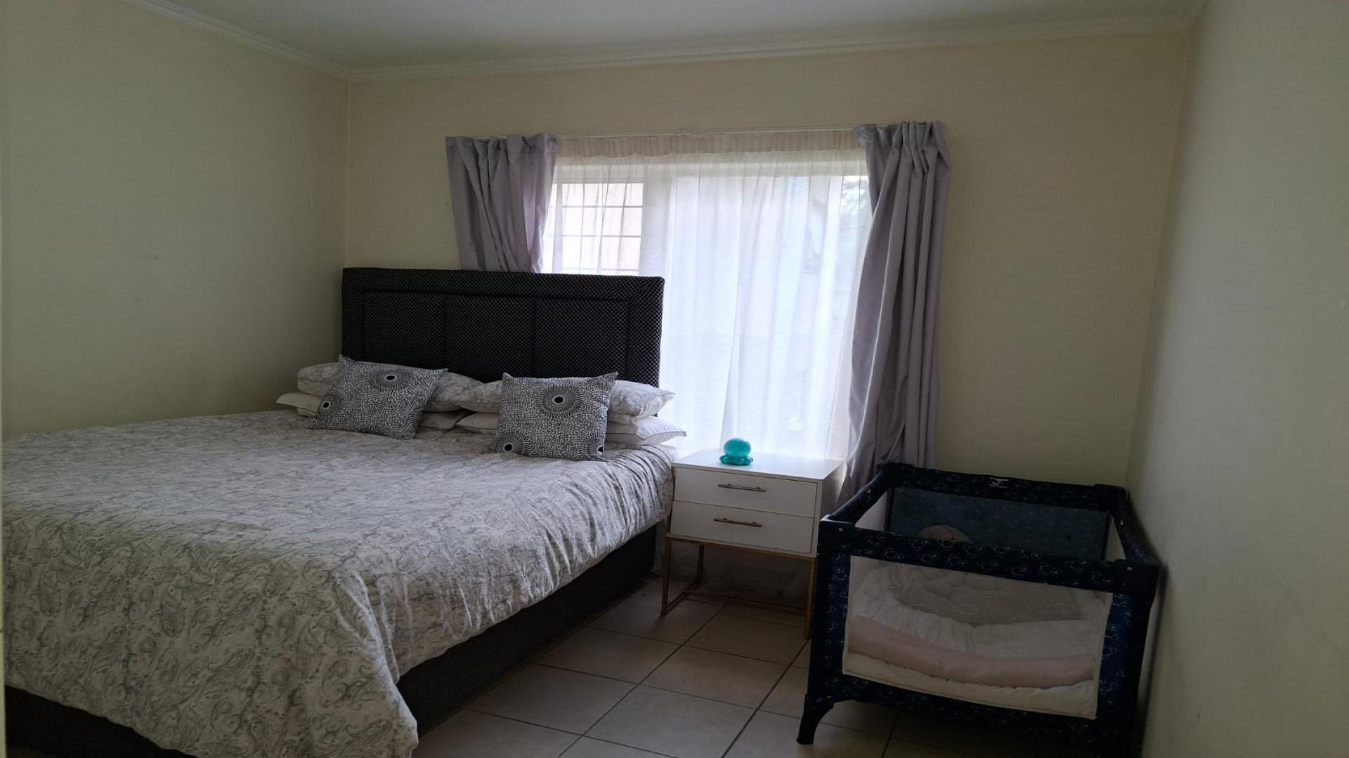 Main Bedroom of property in Meredale