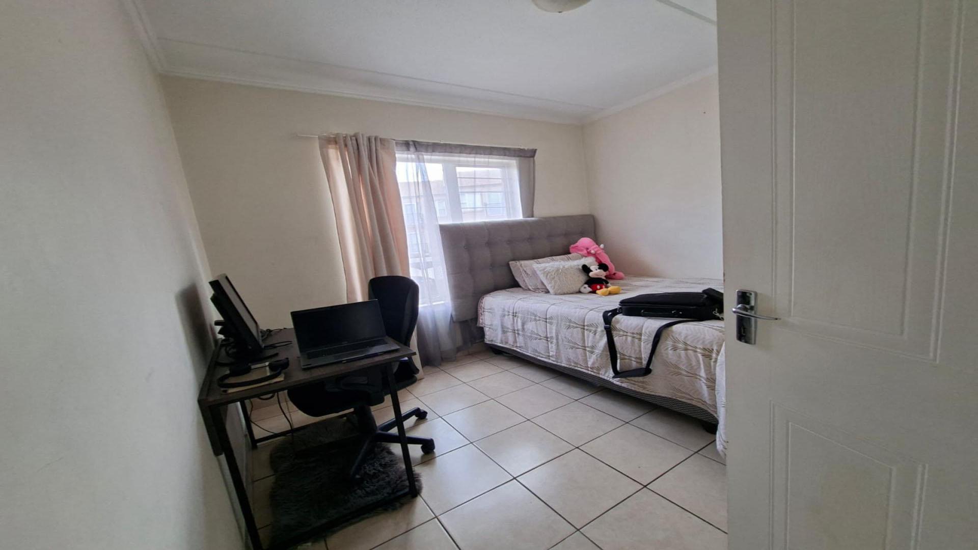 Bed Room 1 of property in Meredale