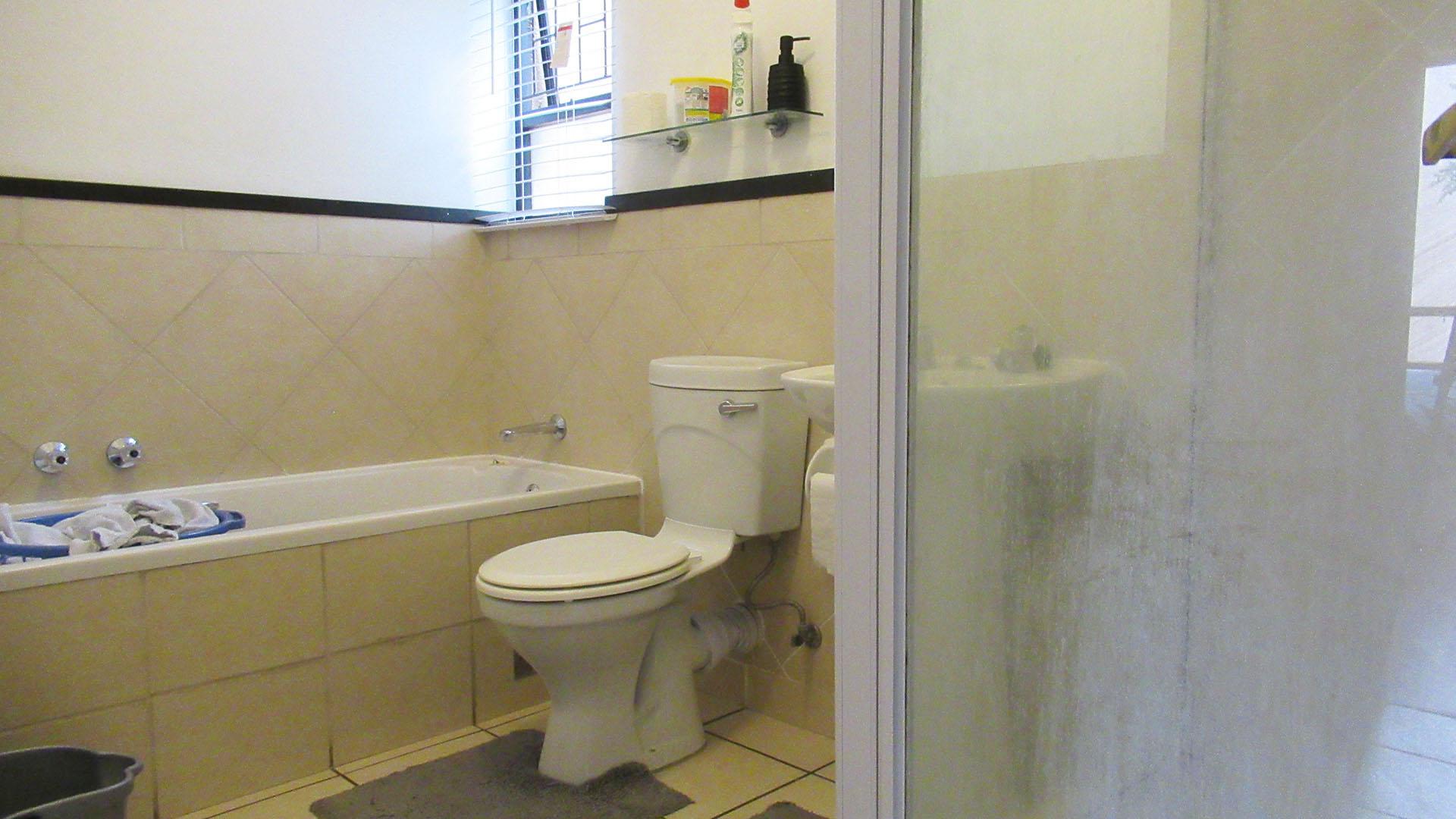 Bathroom 1 - 7 square meters of property in Lone Hill