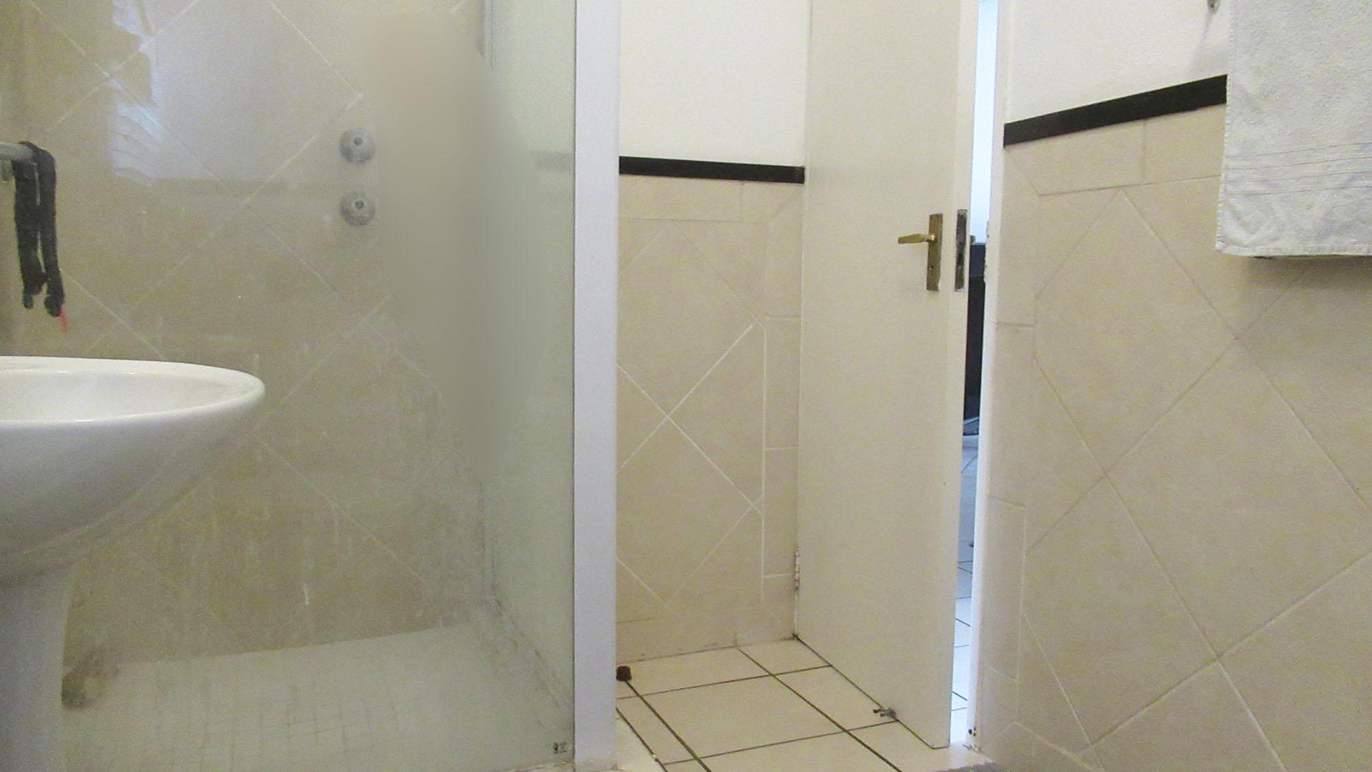 Bathroom 1 - 7 square meters of property in Lone Hill