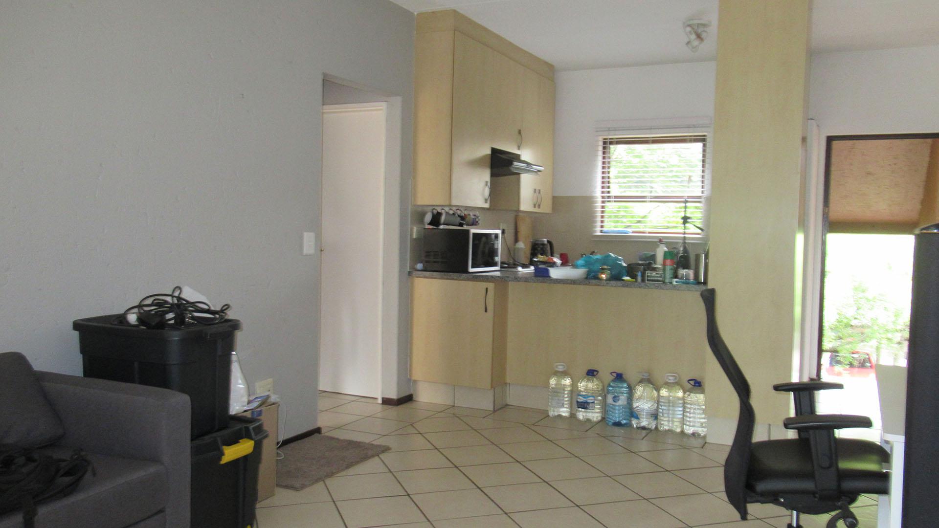 Lounges - 21 square meters of property in Lone Hill