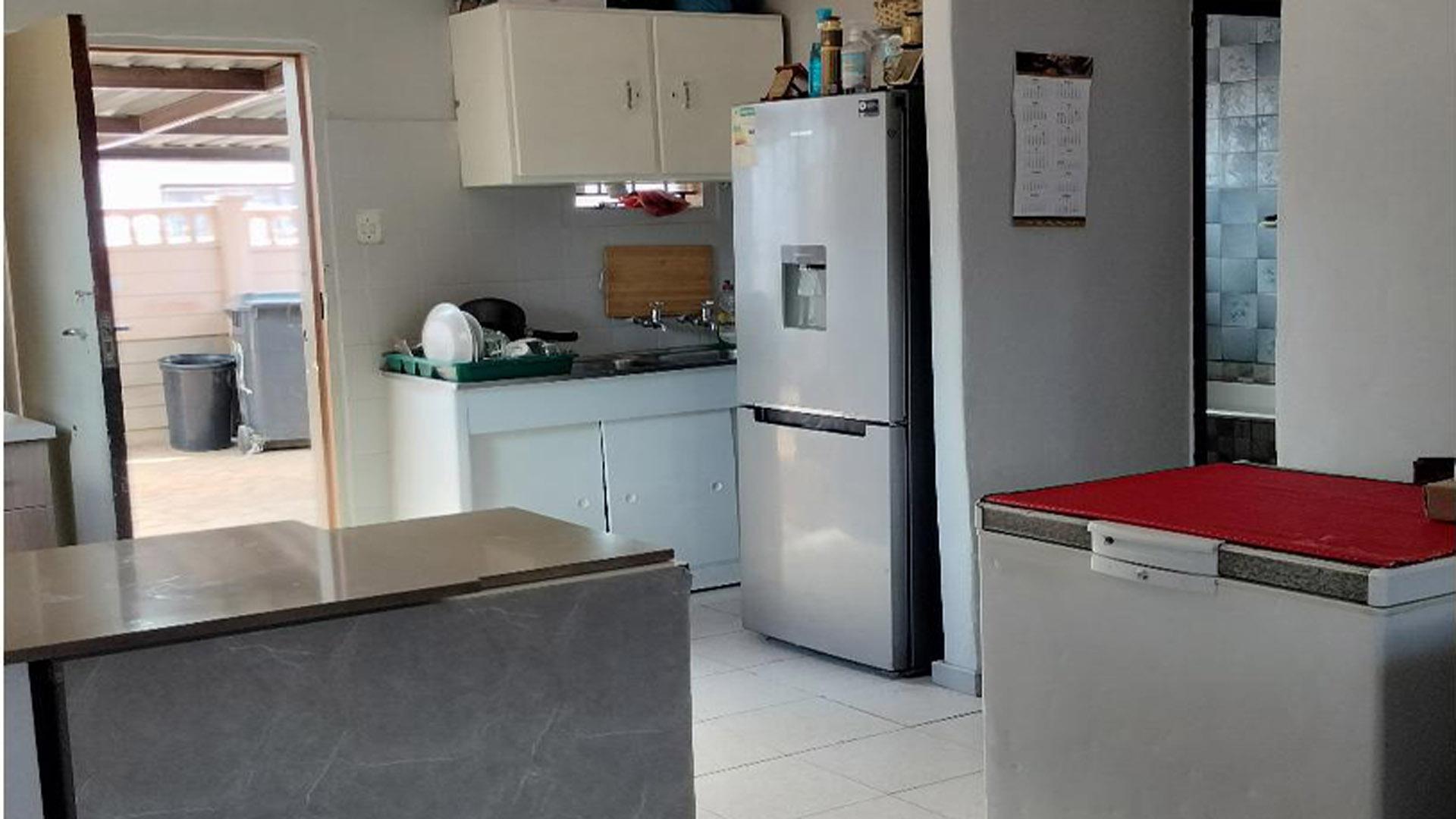 Kitchen of property in Marlboro Gardens