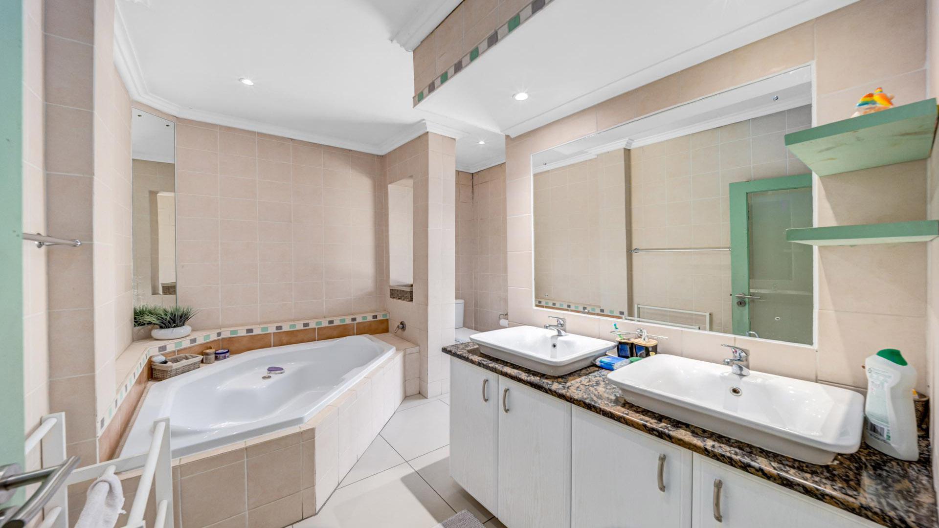 Bathroom 1 of property in Kyalami Estates