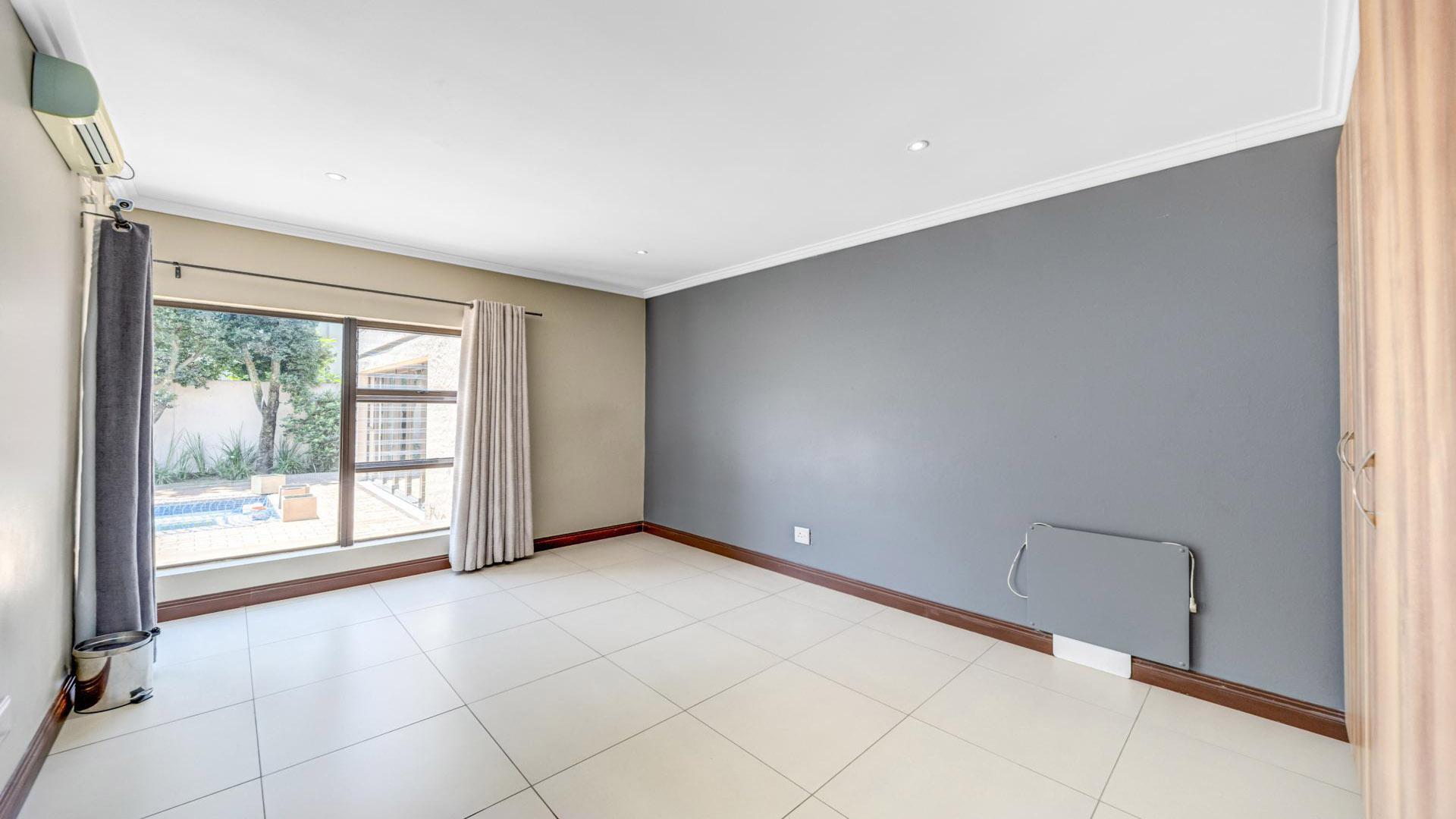 Bed Room 2 of property in Kyalami Estates