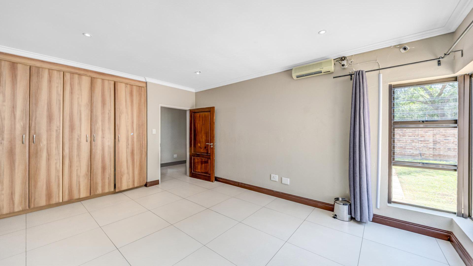 Bed Room 2 of property in Kyalami Estates