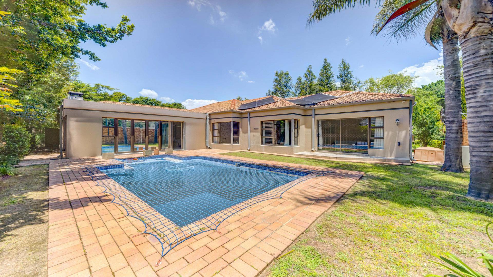 Swimming Pool of property in Kyalami Estates