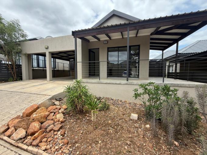 3 Bedroom Simplex to Rent in Hoedspruit - Property to rent - MR700917