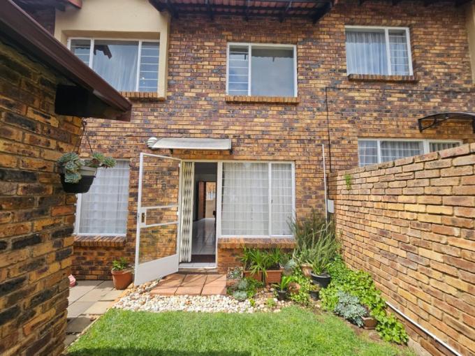 2 Bedroom Simplex for Sale For Sale in Glenvista - MR700926