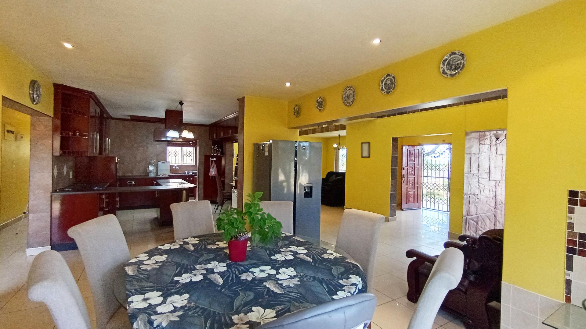 Dining Room - 19 square meters of property in Stanger