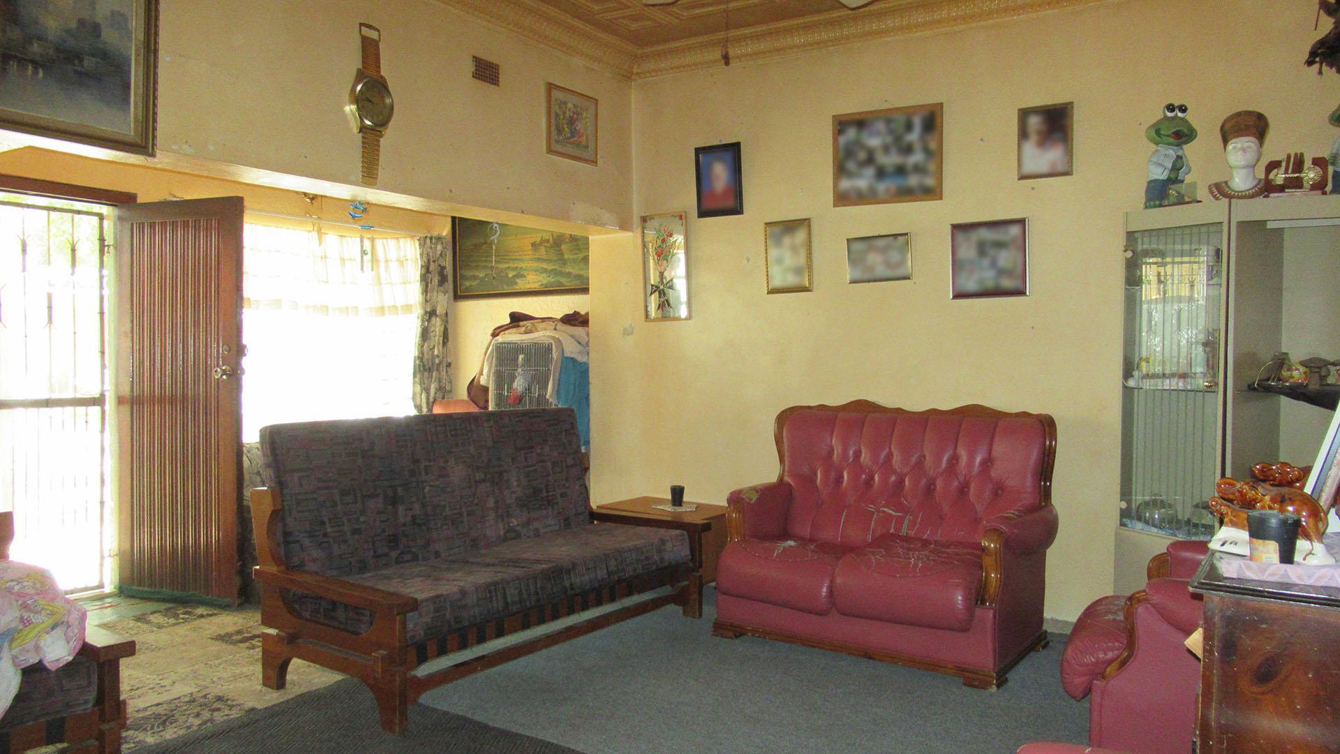 Lounges - 32 square meters of property in Turf Club