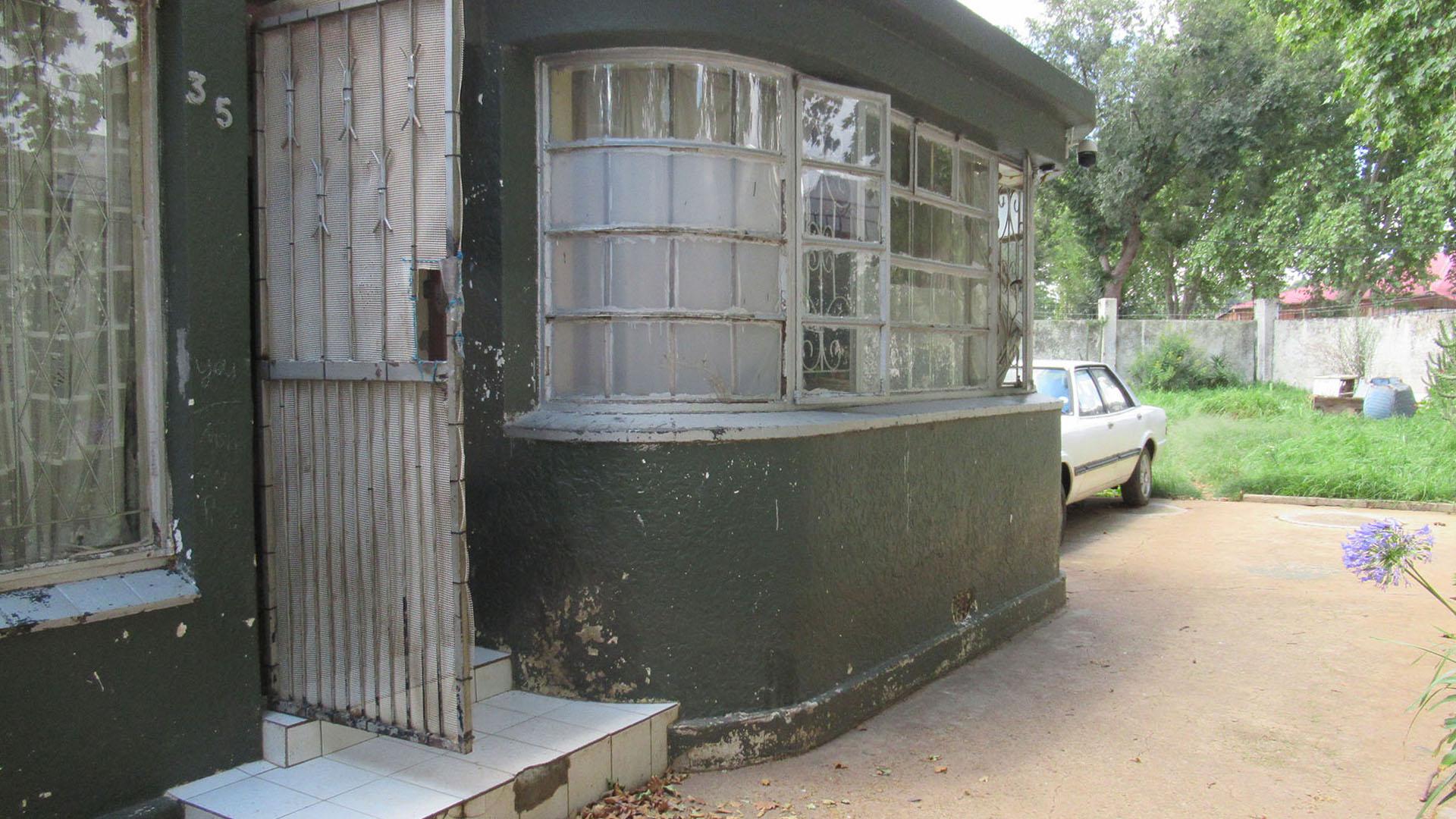 Front View of property in Turf Club