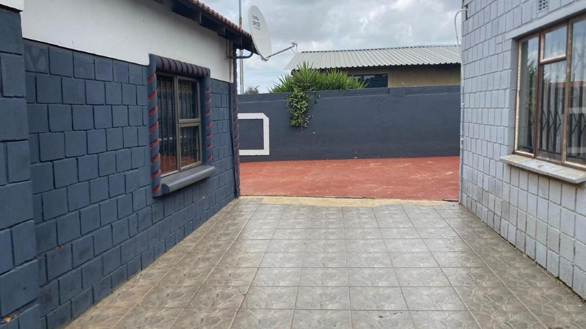 Spaces of property in Tsakane