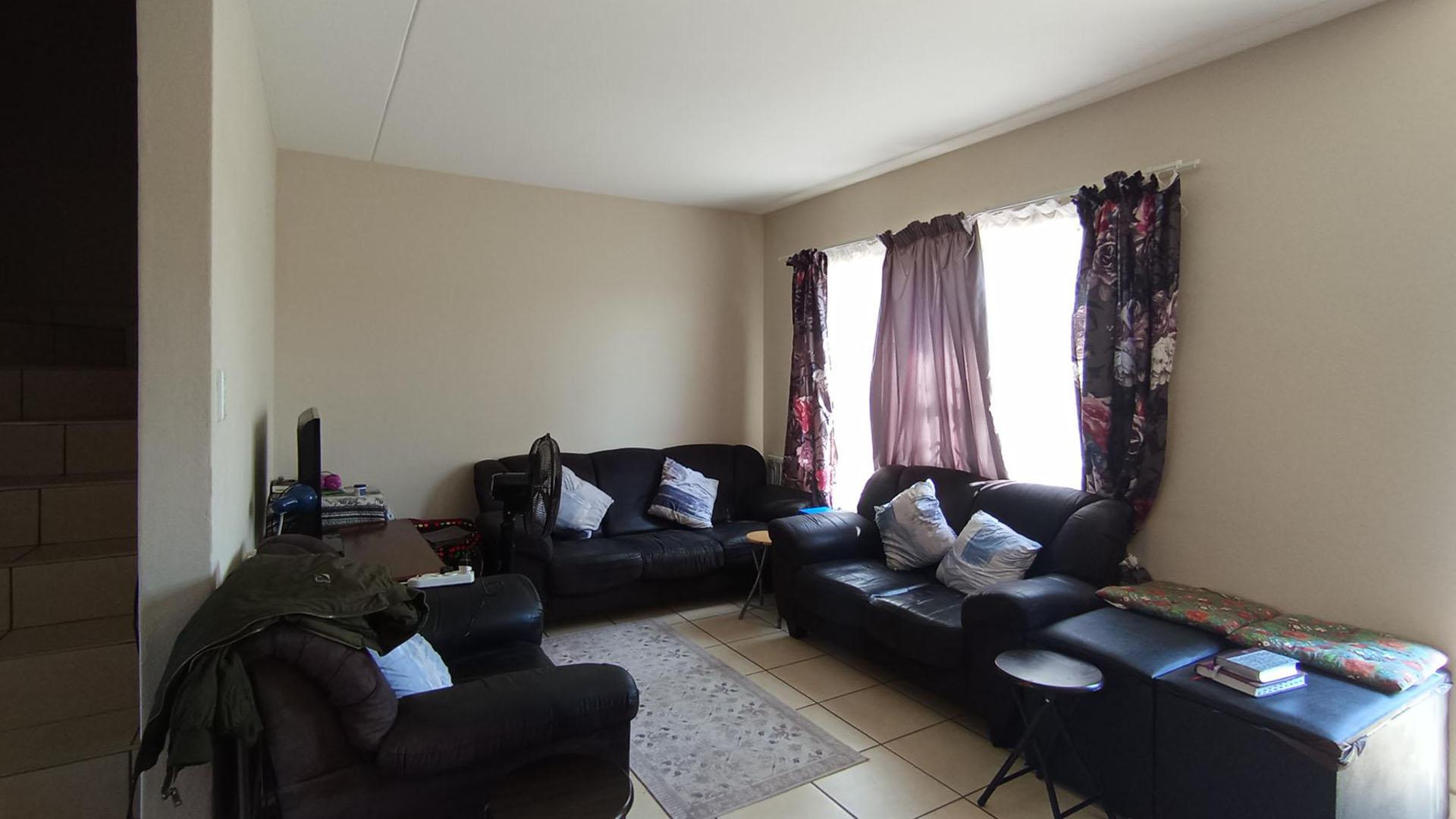 Lounges - 22 square meters of property in Annlin