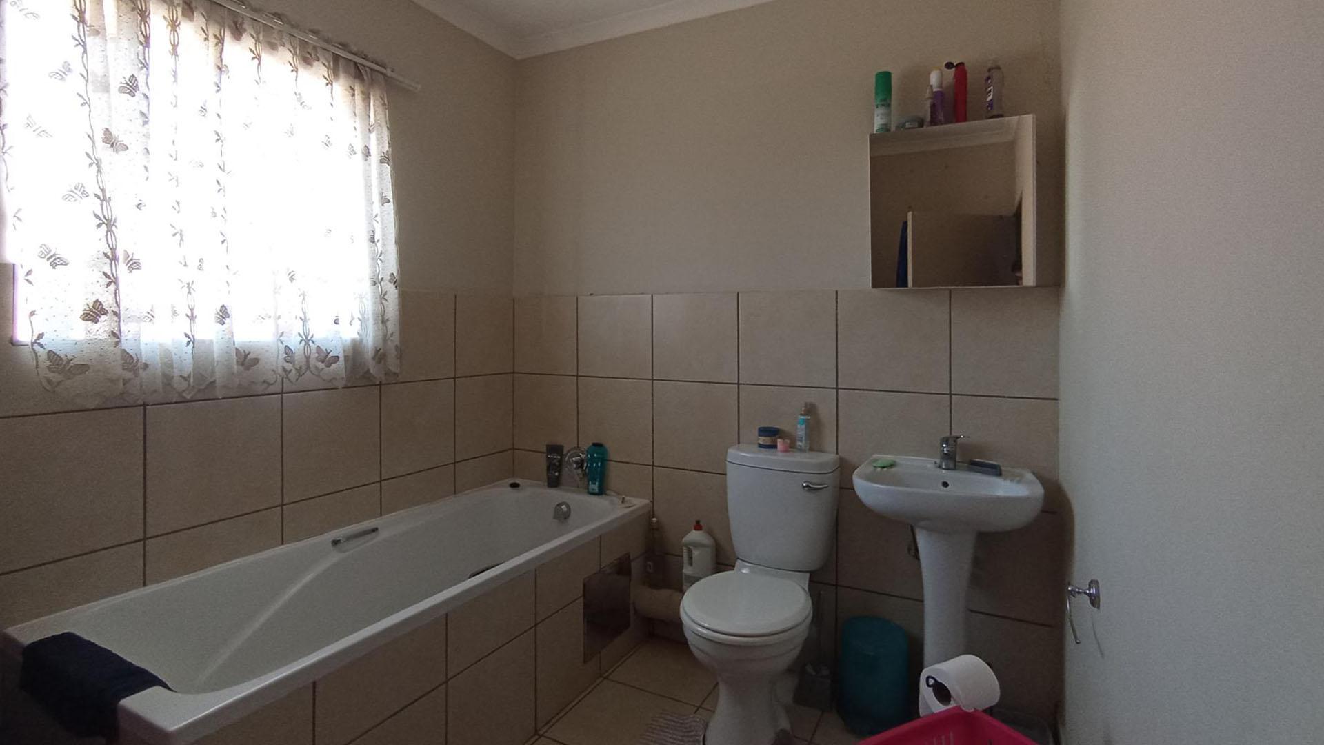 Bathroom 1 - 6 square meters of property in Annlin