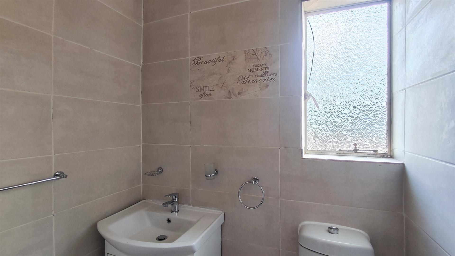 Bathroom 1 - 3 square meters of property in Sonland Park