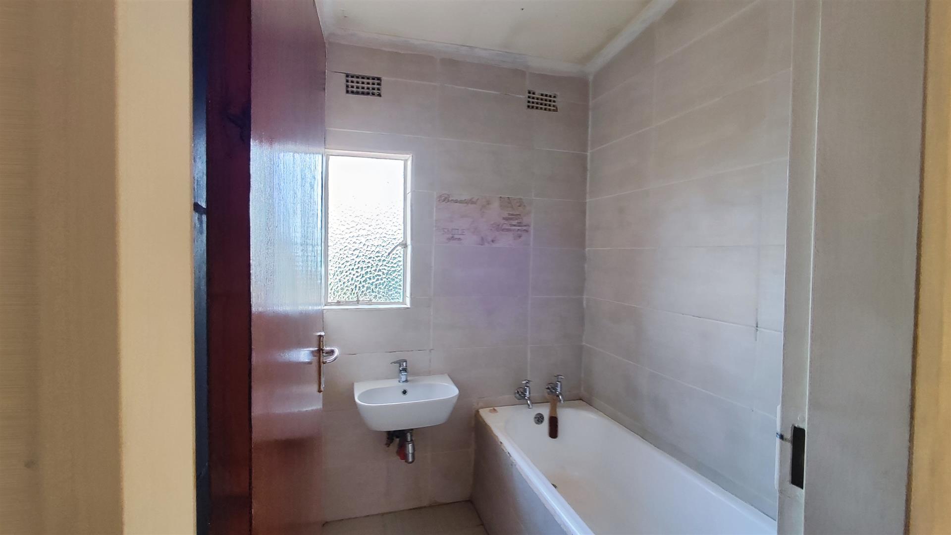 Bathroom 2 - 4 square meters of property in Sonland Park