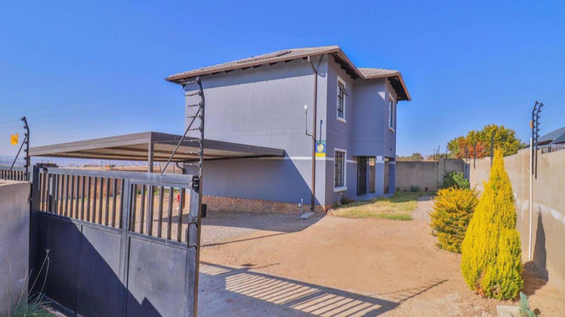 Front View of property in Blue Hills