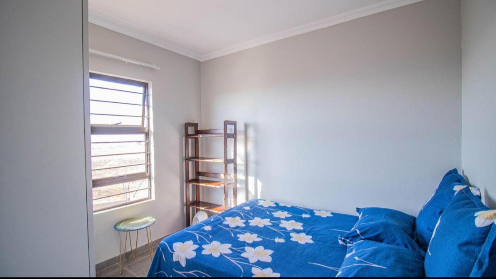 Bed Room 1 - 8 square meters of property in Blue Hills