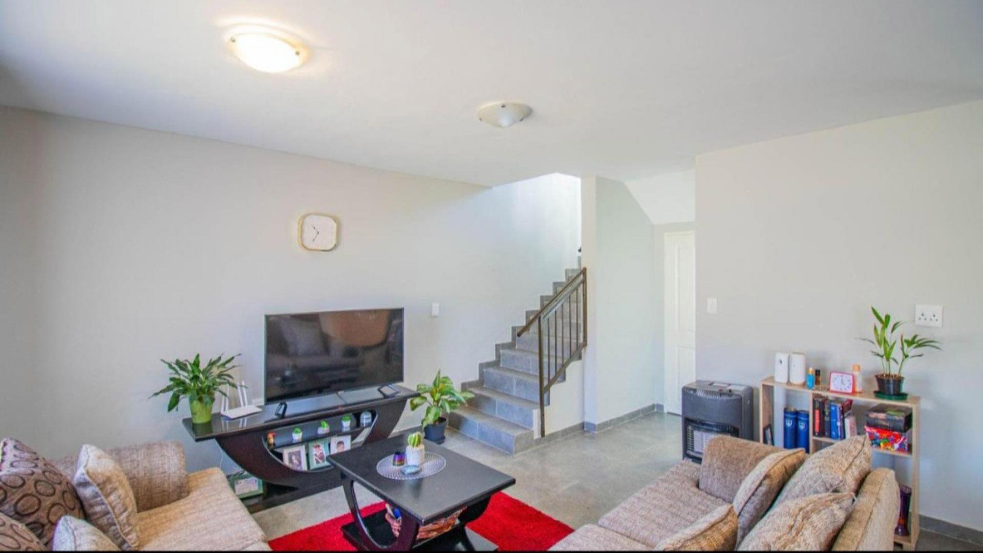 Lounges - 16 square meters of property in Blue Hills