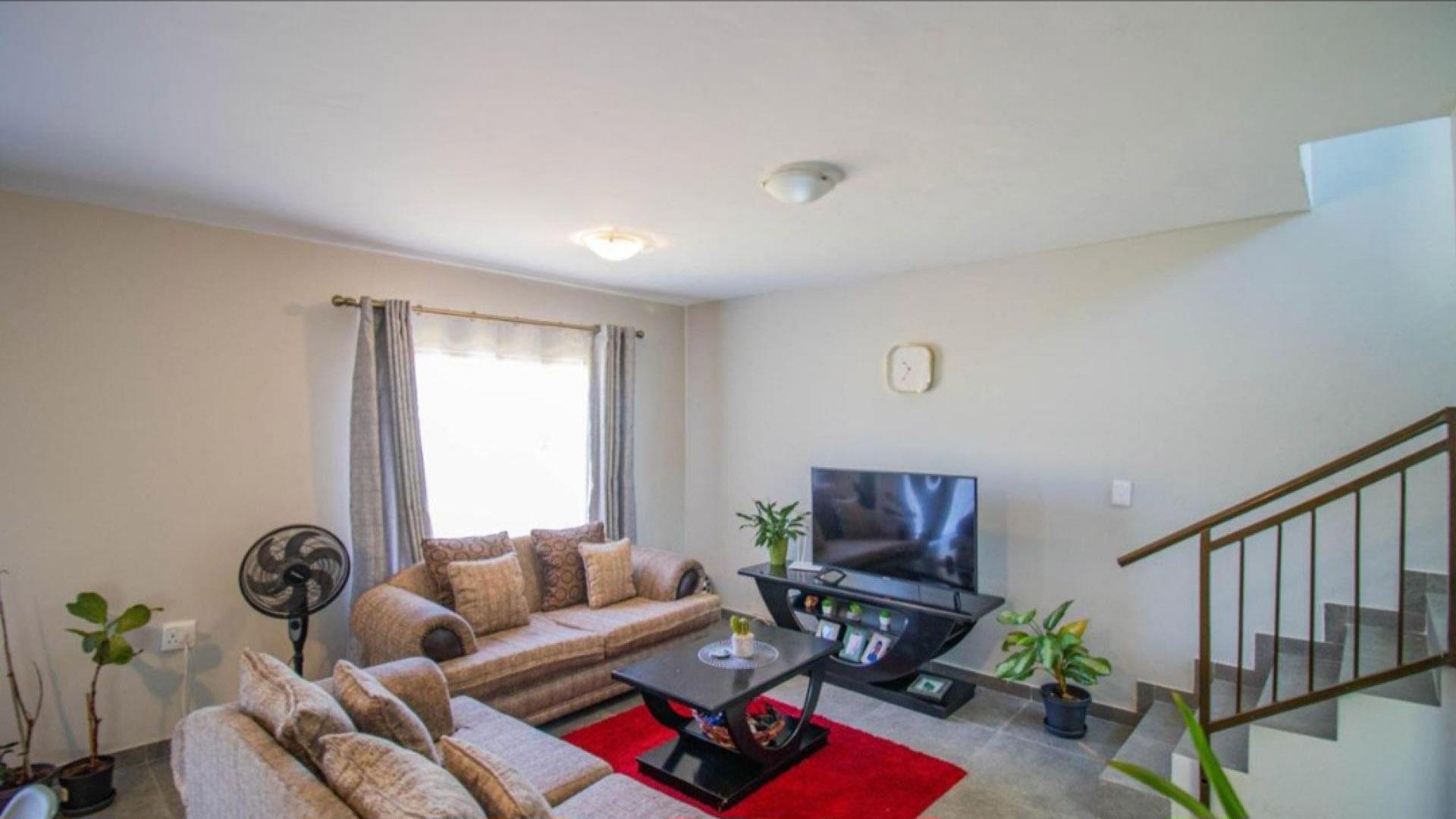 Lounges - 16 square meters of property in Blue Hills