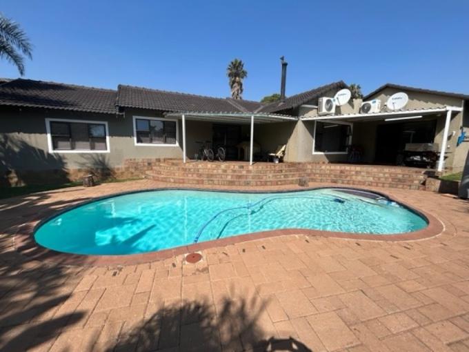 4 Bedroom House for Sale For Sale in Randhart - MR701033