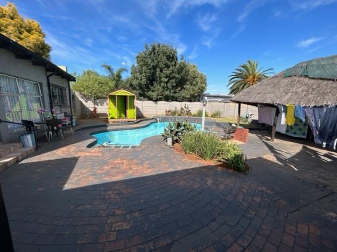 4 Bedroom House for Sale For Sale in Verwoerdpark - MR701046