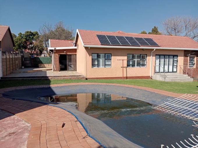 3 Bedroom House for Sale For Sale in Brackendowns - MR701059