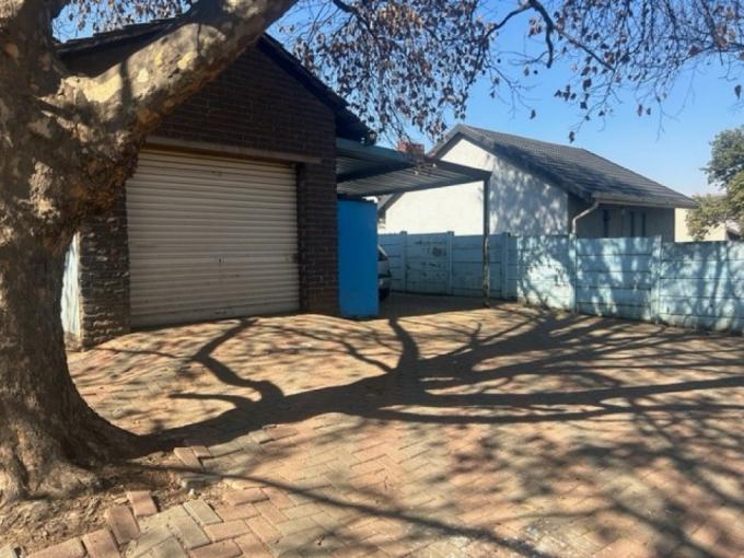 4 Bedroom House for Sale For Sale in Verwoerdpark - MR701094