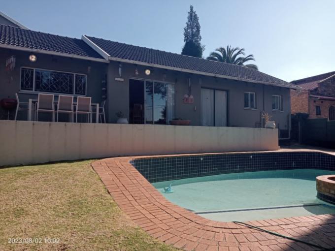 4 Bedroom House for Sale For Sale in Glenvista - MR701112