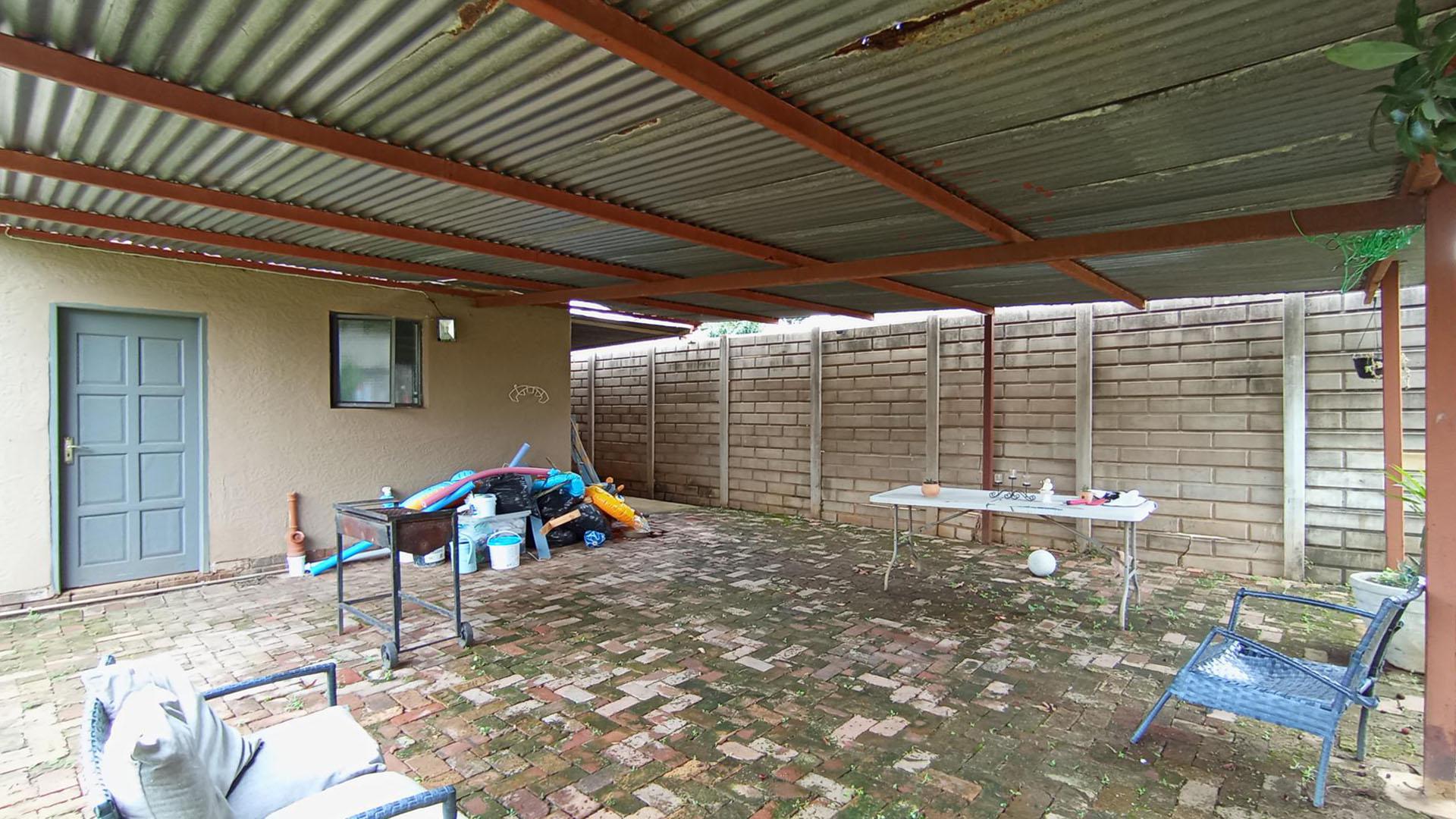 Patio - 123 square meters of property in Pretoria North