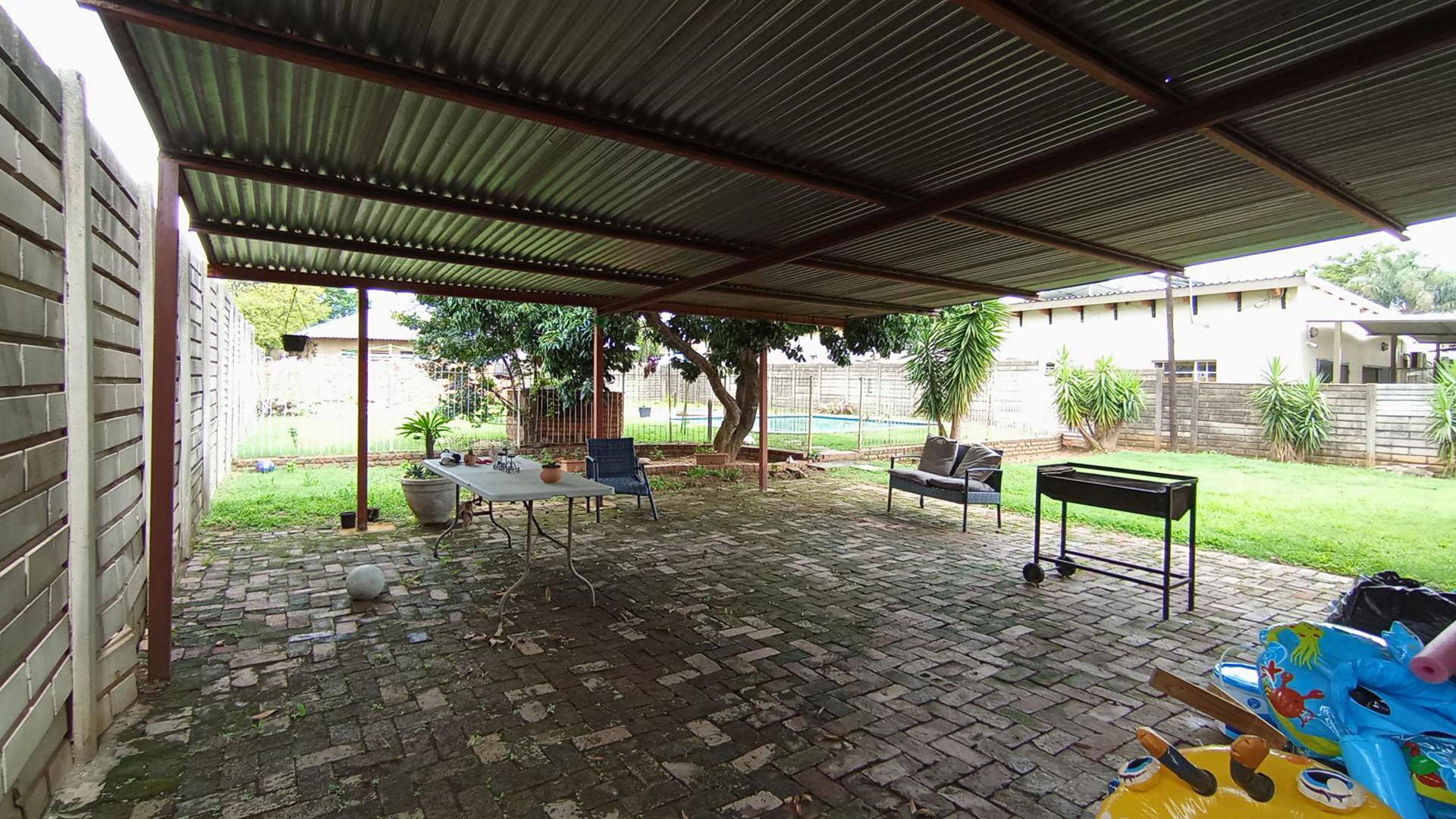 Patio - 123 square meters of property in Pretoria North