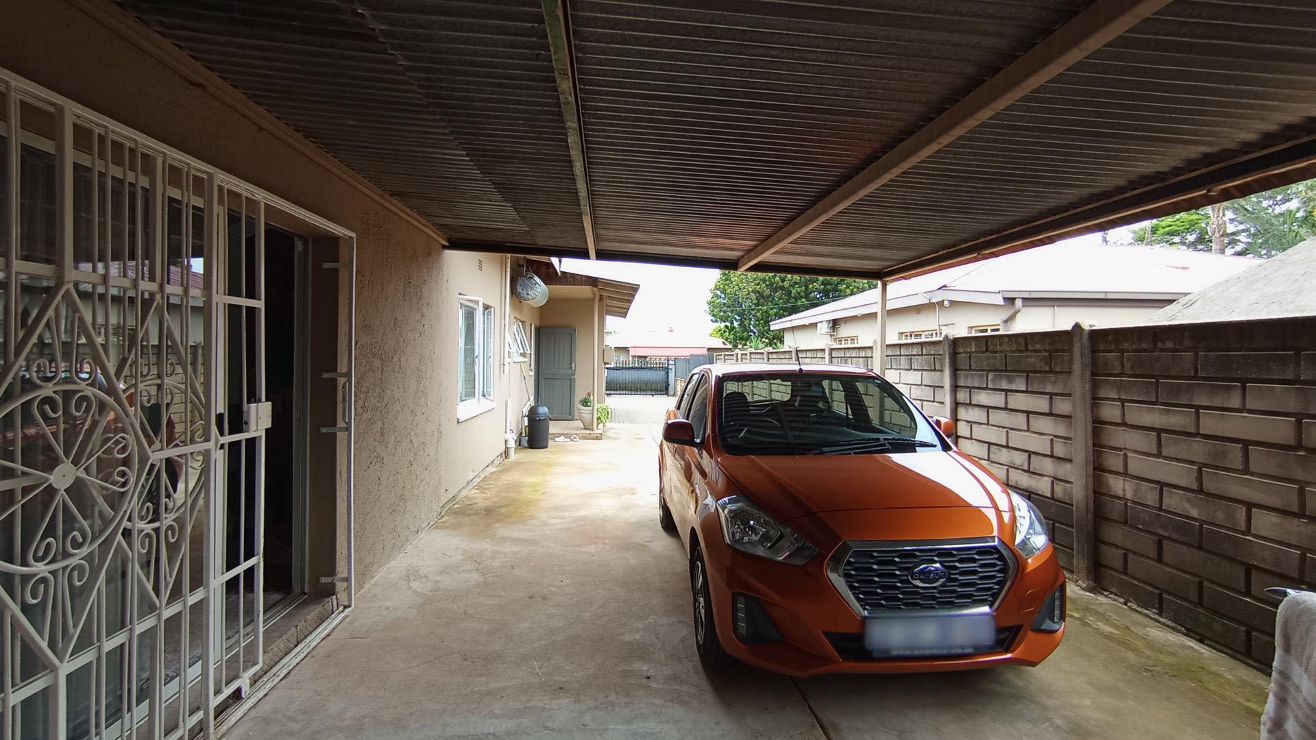 Carport  - 38 square meters of property in Pretoria North