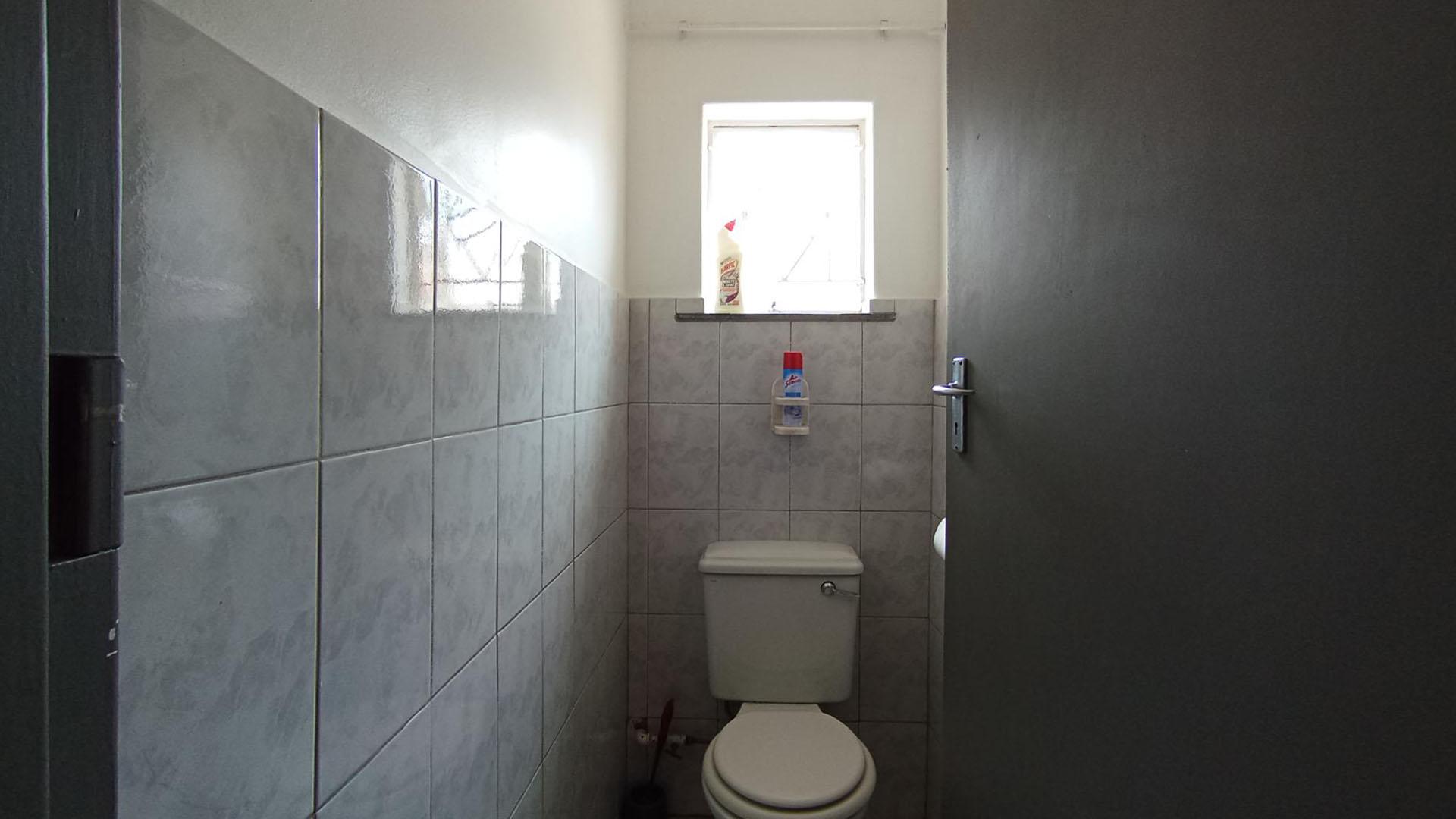 Bathroom 1 - 9 square meters of property in Pretoria North