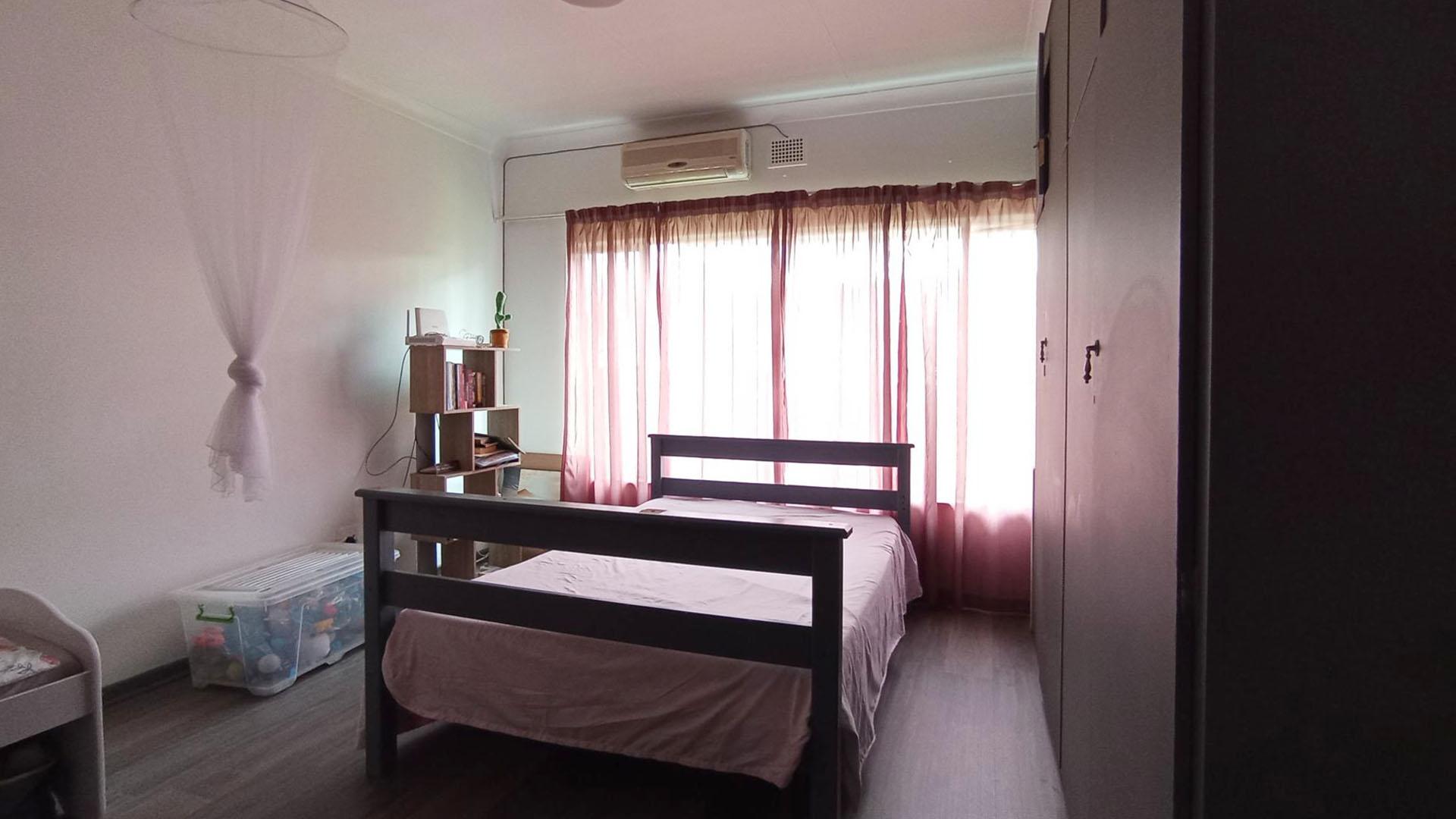 Bed Room 2 - 18 square meters of property in Pretoria North