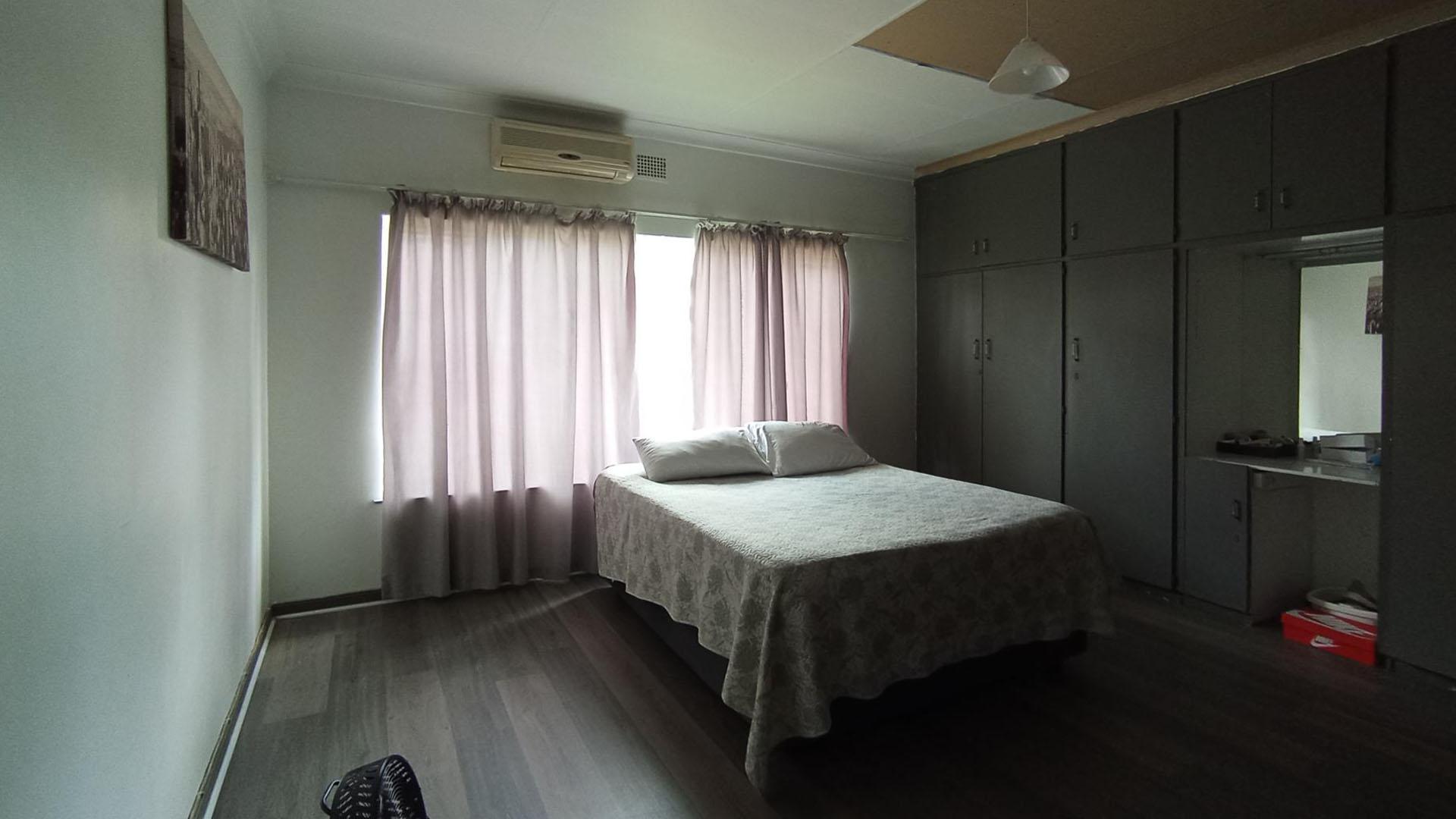 Bed Room 1 - 28 square meters of property in Pretoria North