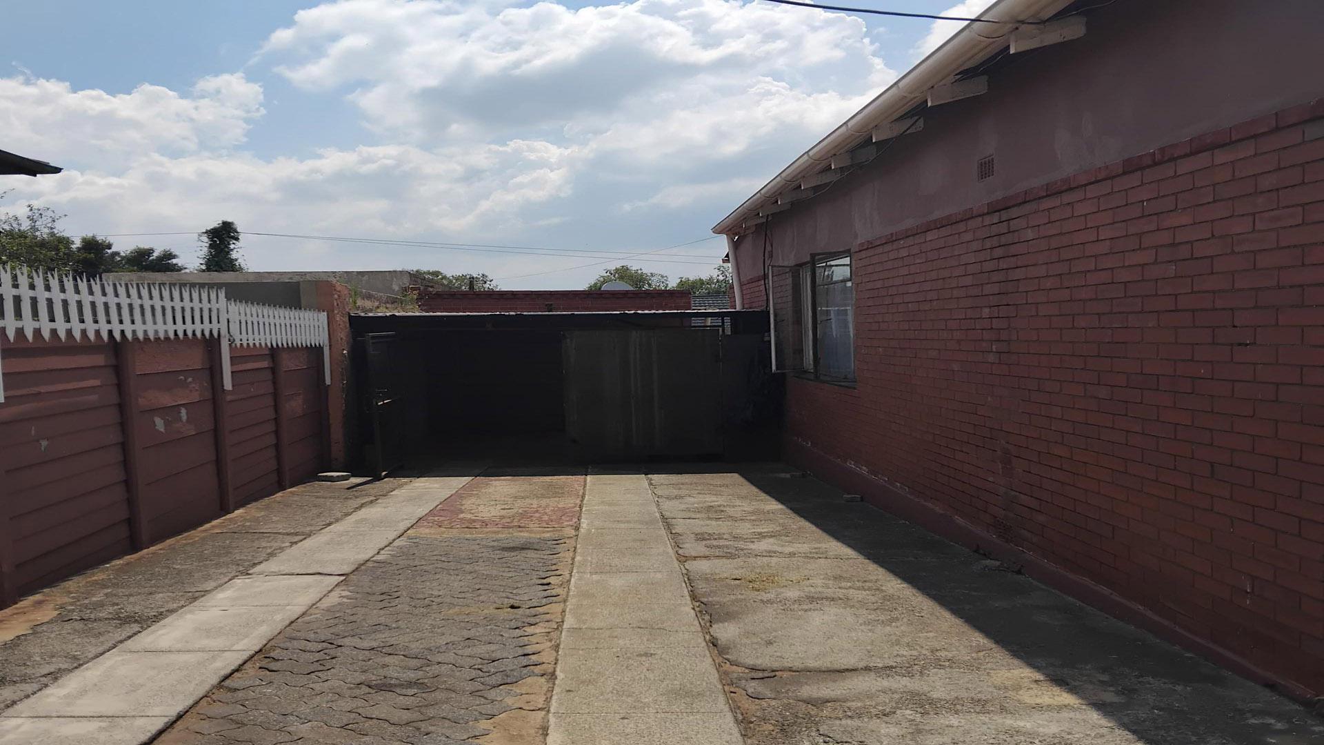 Spaces of property in Rosettenville