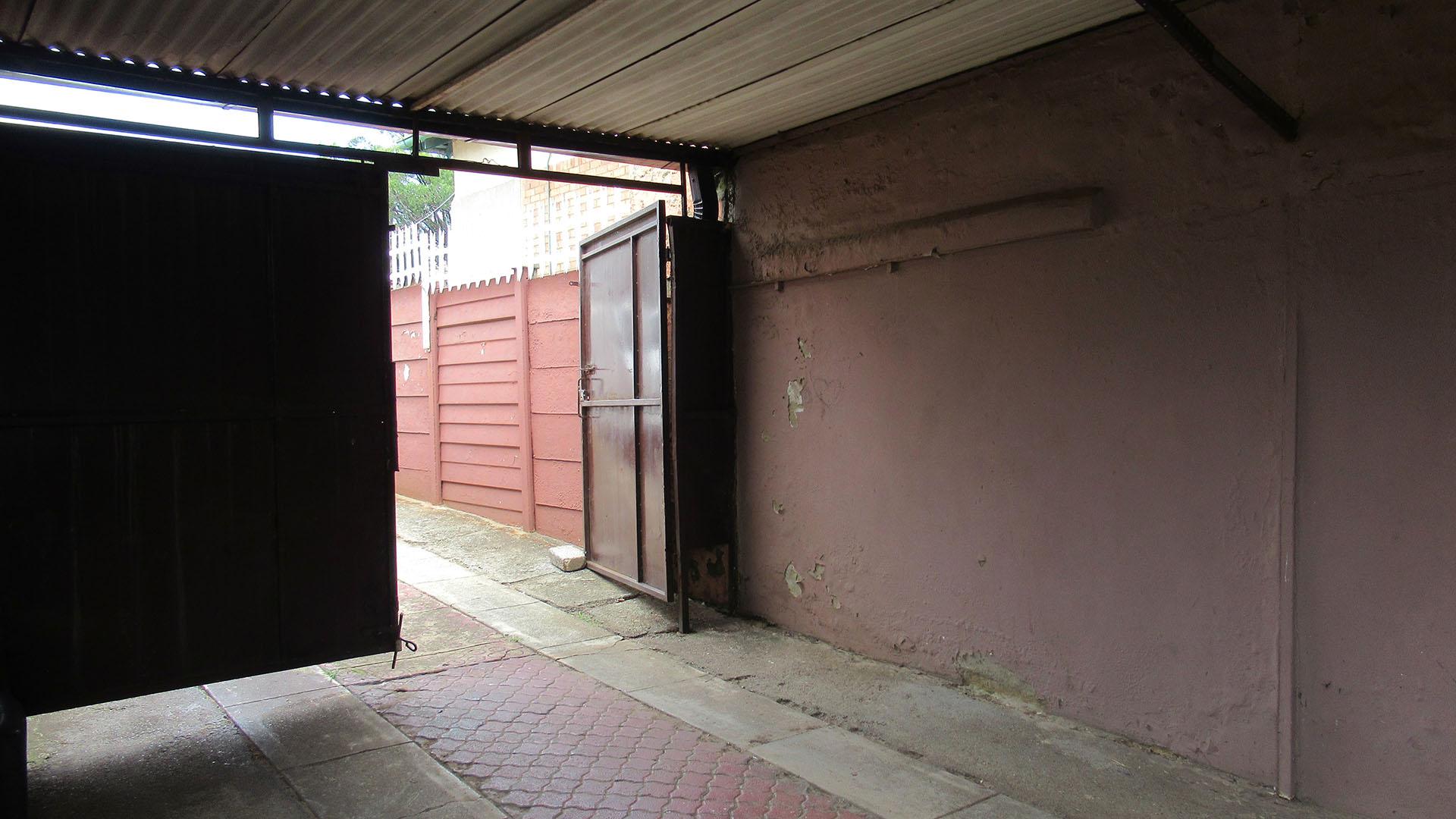 Spaces - 26 square meters of property in Rosettenville