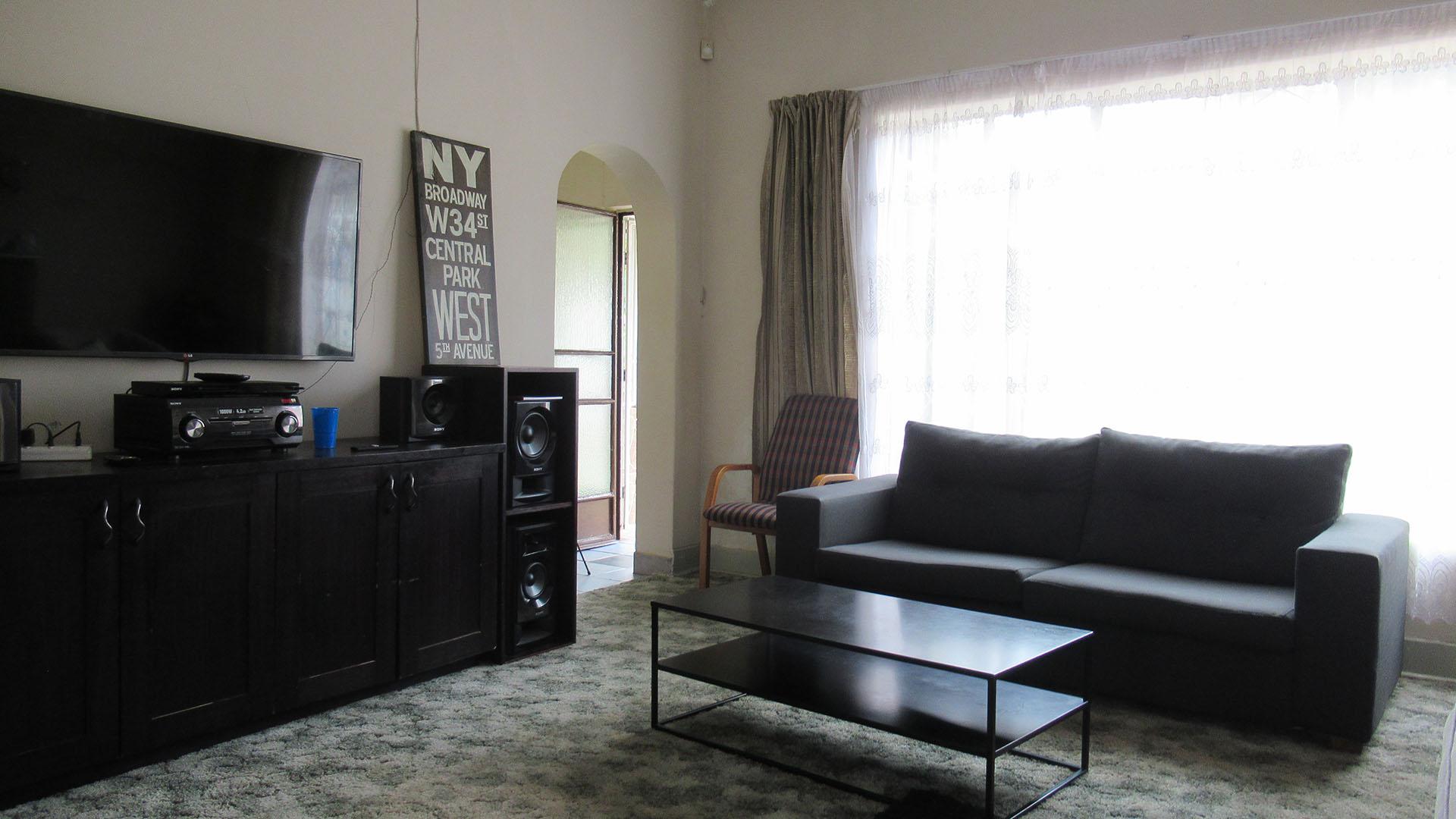 Lounges - 23 square meters of property in Rosettenville