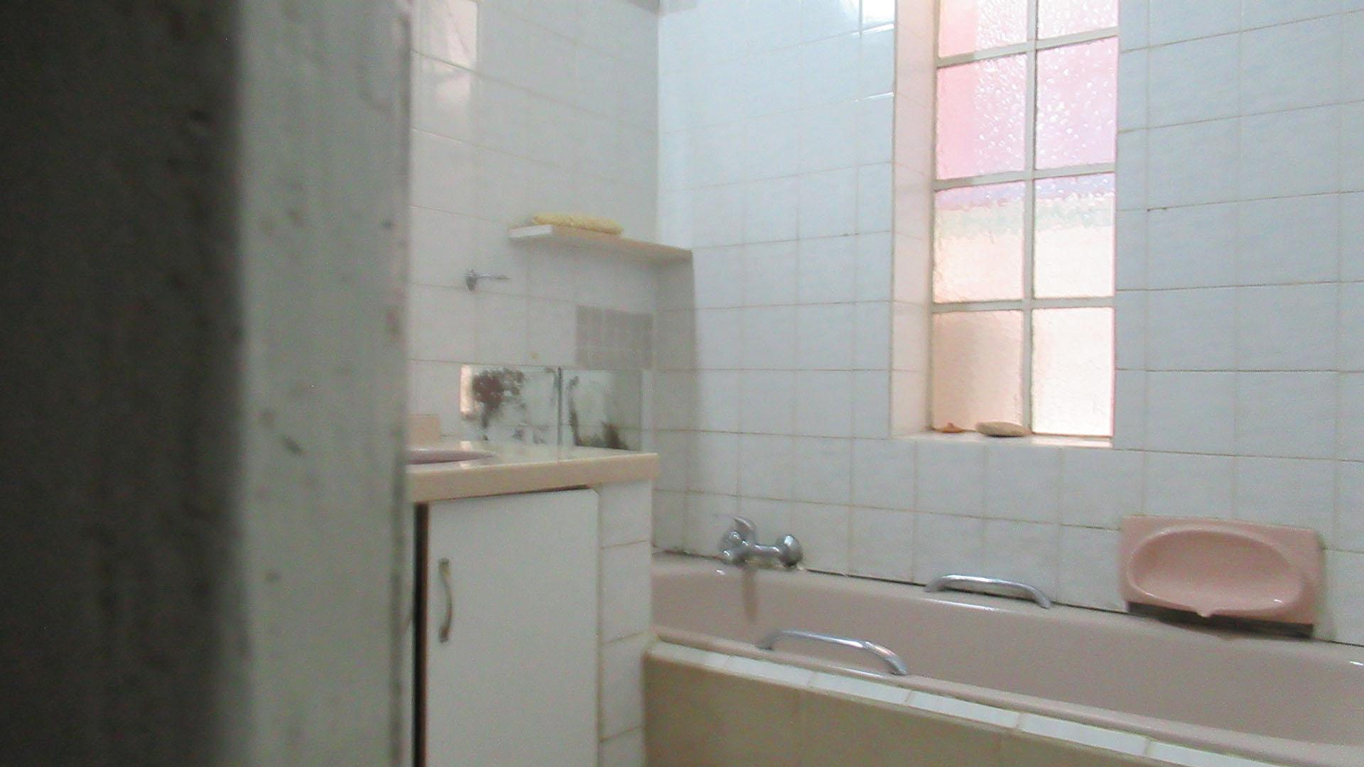 Bathroom 1 - 4 square meters of property in Rosettenville