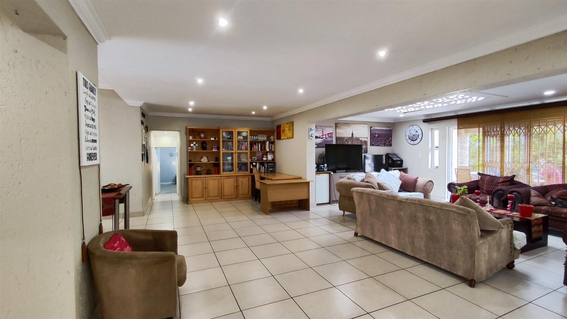 Lounges - 66 square meters of property in Marais Steyn Park